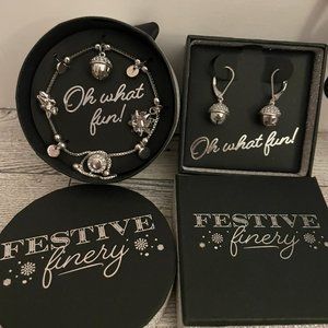 Beautiful silver holiday earrings! (EARRING ONLY)